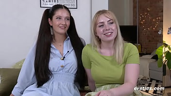 Preview 1 of Www Pussex - Ersties: 19 Jahre alte Line wird von ihrer Twen-Freundin verw&ouml_hnt