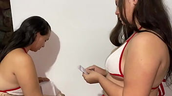 Preview 1 of Mom And Son Bath Room X Xx - estoy muy enferma y mi enfermera quiere verme aliviada pronto a si que ella me folla mi co&ntilde_o gordito
