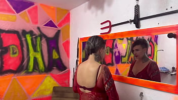 Preview 1 of Arab Hairy Milf - A dama de vermelho ouvindo um bom som toda excitada