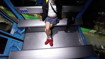 Preview 3 of Japanese Mif - Tranny se saca la verga en el CABLEBUS! Exhibit!
