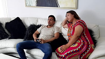 Preview 1 of Mom Royals - Mi sexy Ex interrumpe mi juego para chuparme la polla pt1