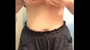 Preview 2 of Isap Boydyo - Tetona tirando leche