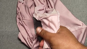 Preview 3 of Four Boys 1 Gril - Me la jal&eacute_ y me corr&iacute_ sobre los panties rosas de mi mejor amiga