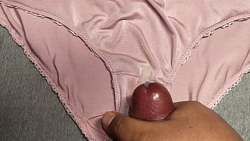 Preview 4 of Four Boys 1 Gril - Me la jal&eacute_ y me corr&iacute_ sobre los panties rosas de mi mejor amiga