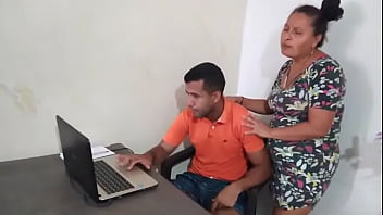 Preview 1 of Flashing Cock To Girls On Omegle - mi mujer interrumpe mi trabajo para hacerme una deliciosa mamada