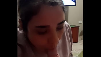 Preview 1 of Kiara Mia Oil Overload - BB se la chupo mientras ve mi video anal boquiabierto