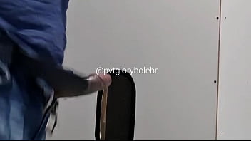 Preview 2 of Public Live On Cam - DOTADO PENTELHUDO GOZANDO NO GLORYHOLE (COMPLETO NO RED)