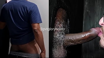 Preview 1 of Public Live On Cam - DOTADO PENTELHUDO GOZANDO NO GLORYHOLE (COMPLETO NO RED)