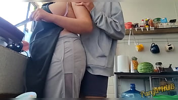 Preview 1 of Chinis Sex Vidios Com - Sexo Duro a Milf de Tetas Enormes en la Cocina