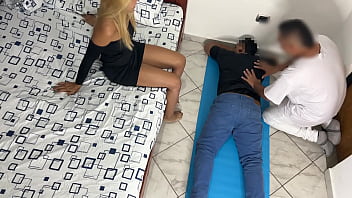 Preview 1 of Sister Feets - Me Gusta que el Masajista me Haga Masaje en mi Culo y mi Vagina al Frente de mi Marido Cornudo NTR Netorare