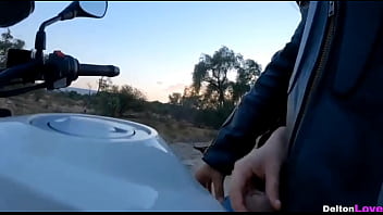 Preview 1 of Itsxxxx Video Jalsa - Paja arriesgada al aire libre en la moto - corrida
