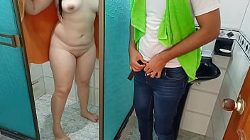 Preview 1 of Most Xxxx Hot Sexxy Videos - Coloco una camara escondia en el ba&ntilde_o para espiarla cuando se quita la ropa: me masturbo cuando veo que se quita su ropa interior y termino follando por accidente con ella