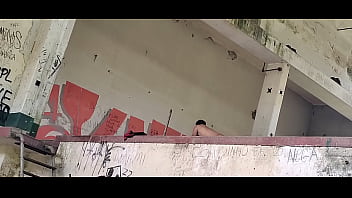 Preview 4 of Whit Big Ass Loving - Bastidores - Uma foda nas alturas em galp&atilde_o abandonado longe da civiliza&ccedil_&atilde_o,  esses dois sabem aproveitar o tempo.