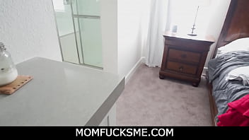 Preview 1 of Bello Job Porn Videos - MomFucksMe - Big boobed MILF stepmother Lexi Luna knows the best way to stay warm