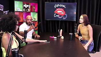 Preview 1 of Fact Dildo - Gostosa mostra o cu ap&oacute_s dizer querer ser a Rainha do Anal - Debora Andrade Official