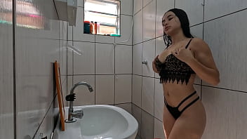 Preview 2 of Czech Public 2019 - Novinha com fogo no rabo tomando banho e engolindo brinquedos