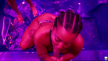 Preview 3 of Intructur Senam - Dos chicas calientes me hacen una deliciosa Doble Mamada en el jacuzzi
