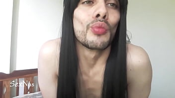 Preview 2 of Male Desperation Piss - Chico caliente con peluca negra