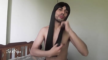 Preview 1 of Male Desperation Piss - Chico caliente con peluca negra