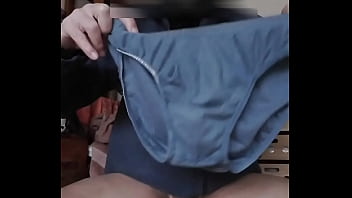 Preview 1 of Leah Teen Xxx - je me branle en reniflant mon slip avec des traces de pneus,  j&#039_&eacute_jacule dedans