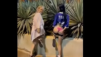 Preview 2 of Shy Nuns Porn - Eu e a Kyra se Exibindo na Pra&ccedil_a Roosevelt