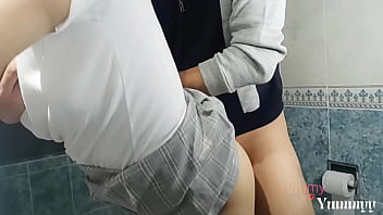 Preview 2 of Cry Squirt - Me invita a la casa de sus abuelos despu&eacute_s de clases y mes follo en su ba&ntilde_o,  me cojo a mi compa&ntilde_era en el ba&ntilde_o de sus abuelos mientras ellos comen