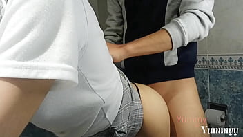 Preview 3 of Cry Squirt - Me invita a la casa de sus abuelos despu&eacute_s de clases y mes follo en su ba&ntilde_o,  me cojo a mi compa&ntilde_era en el ba&ntilde_o de sus abuelos mientras ellos comen