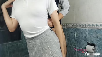 Preview 1 of Cry Squirt - Me invita a la casa de sus abuelos despu&eacute_s de clases y mes follo en su ba&ntilde_o,  me cojo a mi compa&ntilde_era en el ba&ntilde_o de sus abuelos mientras ellos comen