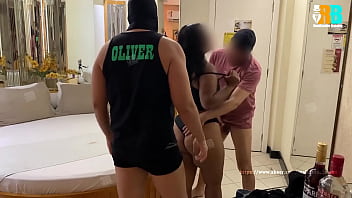 Preview 1 of Tamil Bad Wach - Realizador Baiano Completo no XVIDEO RED - Dupla penetra&ccedil_&atilde_o no Gangbang de presente pra Hotwife Morena Rabuda. Casada queria fuder com varios homens dotados e o corninho submisso assistiu sua esposa sendo puta dos comedores de Salvador