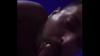 Preview 1 of Gros Cons - Chupando o pau do pai do meu amigo