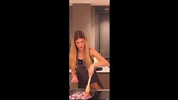 Preview 1 of Sex Teen Gay - Irina Isasia cocinando
