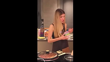 Preview 4 of Sex Teen Gay - Irina Isasia cocinando