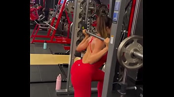 Preview 2 of Mature Clare - Um pouquinho do treino de ontem. Eu sofrendo fazendo a fundo com 10kg d cada lado Instagram: agathaliraofficiall
