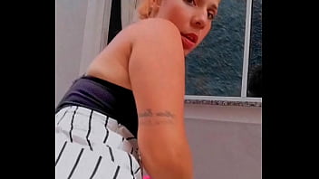 Preview 2 of Indian Nude Bhabhi - Safada limpando a janela e se exibindo para o vizinho