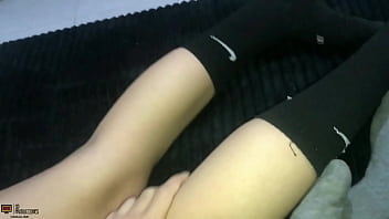 Preview 1 of Vtgtryh Xxx - Masturbo a mi hermanastro con los pies y me trago su leche