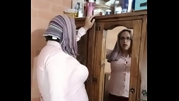 Preview 1 of Tube Porn Ternopil - Lizz al desnudo expulsa semen al espejo