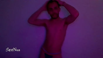 Preview 4 of Kajal Sex Videos Dlood - Chico caliente bailado con luz morada