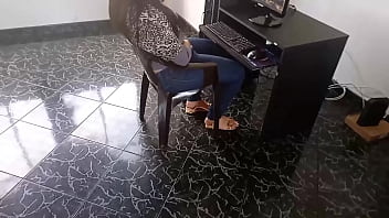 Preview 1 of Www Xxxx Big Xxx Big Com - Descubro masturbandose mientras esta en la computadora: despues de verla abierta de piernas le meto la polla encima del escritorio le rode las pantis y me corri dentro de ella