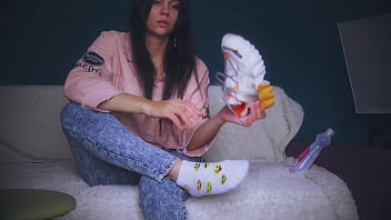 Preview 1 of Bang Brunch - Брюнетка отказалась от сексуальных услуг в такси,  но вскоре пожалела об этом,  так как давно не занималась сексом и киска требовала внимания.Обидевшись на себя,  она обнаружила,  что его член достаточно хорош и трахнула свою киску кулаком.