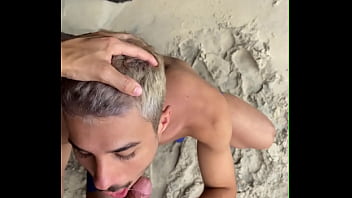 Preview 3 of Teen Sex Guildmarm - o hetero estava na praia e n&atilde_o parava de pegar no pau e me olhar,  tive que ir ajudar ele.