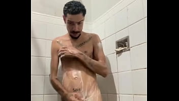 Preview 2 of You Teyp - Tomando banho de pica dura