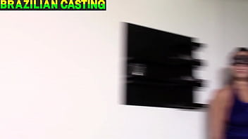 Preview 1 of Www American Sex In - Fazendo uma surpressa para mulher corno leva o amigo do trabalho para poder fuder saborear o bucet&atilde_o da sua mulher que mulher safada.