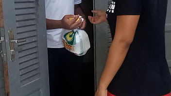 Preview 1 of Sophie Brent - Entregador fudeu meu cuzinho pra pagar o lanche