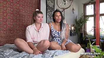 Preview 1 of Ass Stone - Ersties: Schweizerin Lena verf&uuml_hrt Natascha aus D&uuml_sseldorf auf der Couch