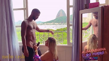 Preview 2 of Shruti Hassan Sexxxx - Sex from Rio: Casal fudendo na janela com a vista pro P&atilde_o de A&ccedil_&uacute_car. Jorrou leite na cara da loira