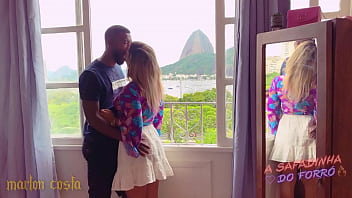 Preview 1 of Shruti Hassan Sexxxx - Sex from Rio: Casal fudendo na janela com a vista pro P&atilde_o de A&ccedil_&uacute_car. Jorrou leite na cara da loira