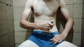 Preview 1 of Orgasam Compelition - Passei a maquininha pra ficar lisinho