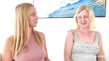 Preview 3 of Xnxxx Vido - Ersties: Musikstudentin Anna verw&ouml_hnt die blonde Sirena mit Zunge und Vibrator