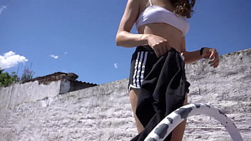 Preview 1 of Lara Jones Porn - Follo a mi vecina sin cond&oacute_n mientras lleno la pileta