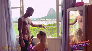 Preview 2 of Dr Tuder - Sex from Rio: Casal carioca transando na vista do P&atilde_o de A&ccedil_&uacute_car. Beijo,  sexo e BBC gozando na cara da trans loirinha - Marlon Costa e A Safadinha do Forr&oacute_